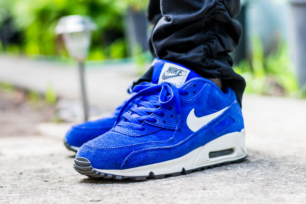 air max 90 navy blue on feet