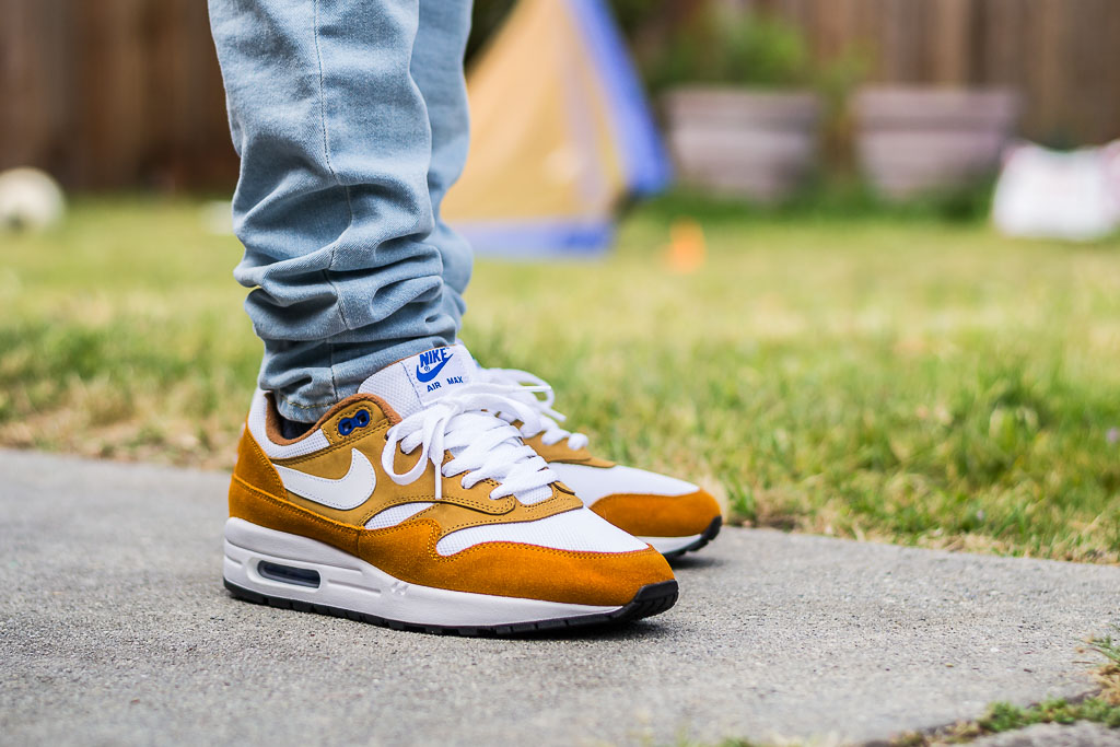 air max 1 green curry on feet