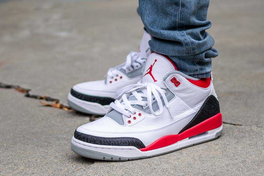 red jordan 3 on feet