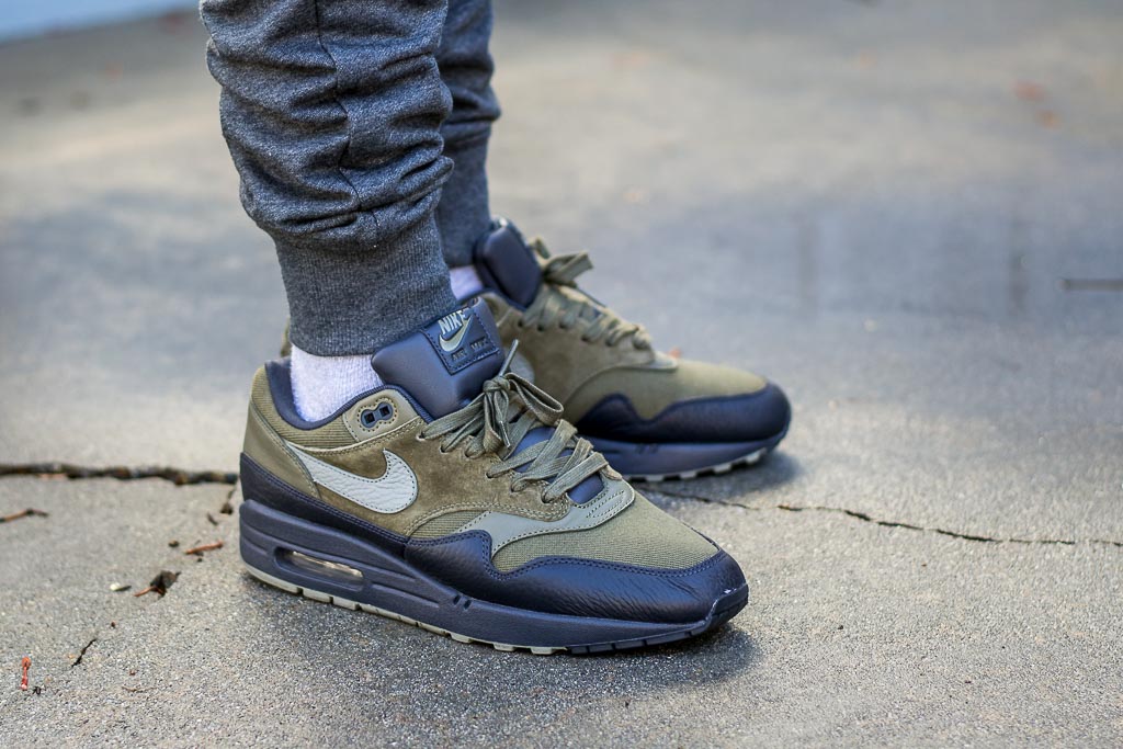 air max 1 premium on feet