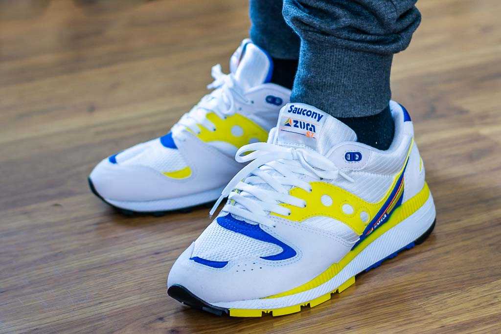 saucony azura on feet