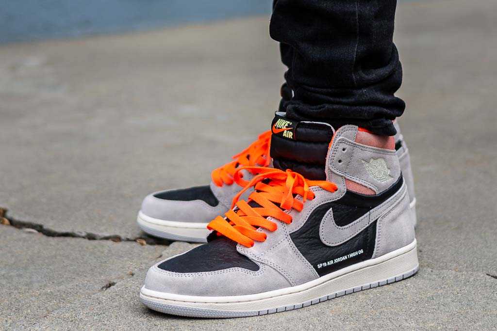 Air Jordan 1 Hyper Crimson On Feet 