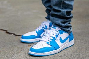 air jordan 1 low unc on feet