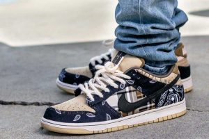 NIKE SB DUNK LOW TRAVIS SCOTT