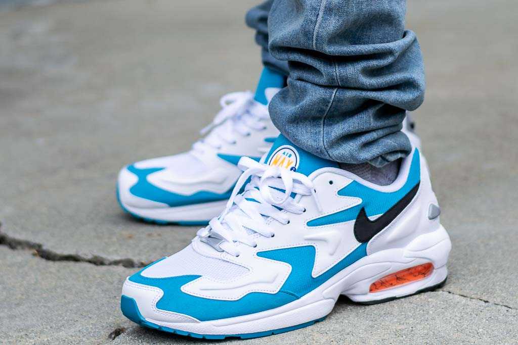 nike air max2 light on feet