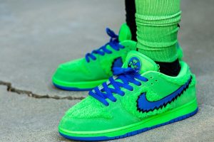 Nike SB Dunk Low Grateful Dead Green WDYWT On Feet Blue Laces